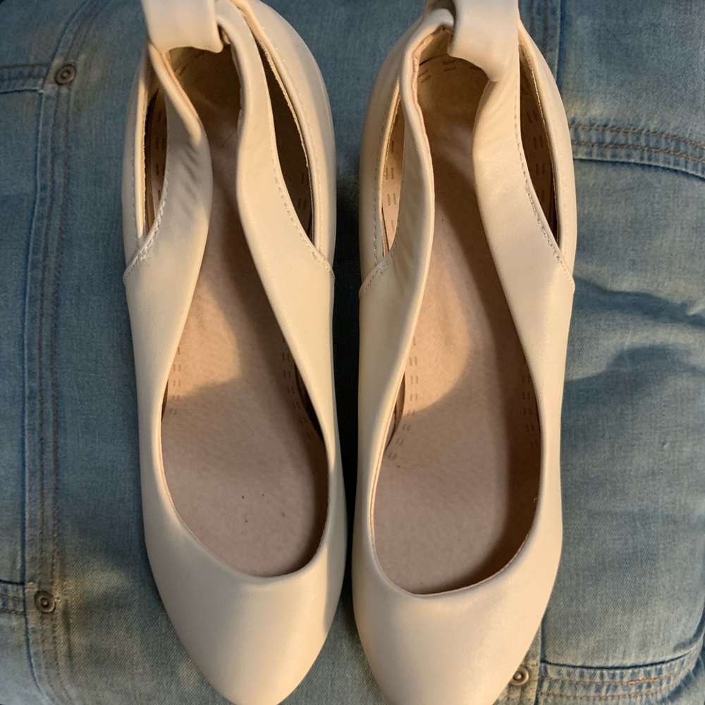 Jinpin branded cream heels